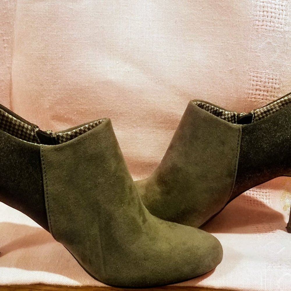 DEXFLEX comfort 2-tone gray suede booties size 7